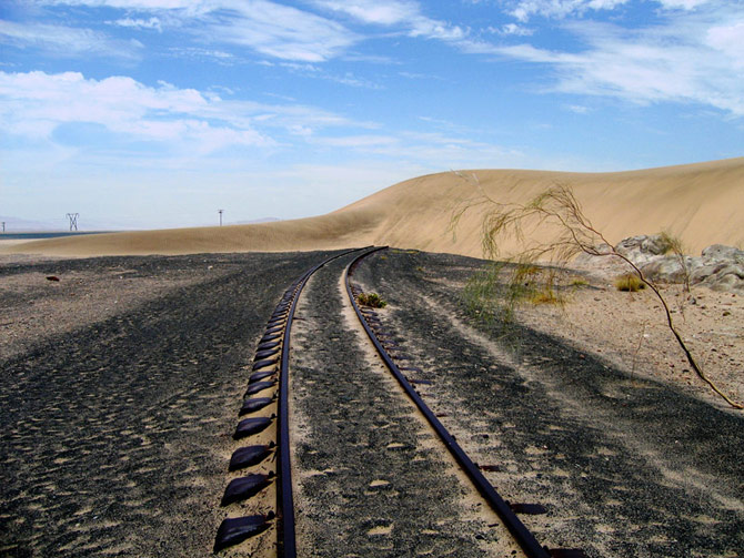 Sanddüne auf den Schienen bei der Bahnstation Grasplatz