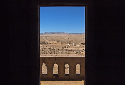Bogenfenster mit Blick auf die Wüste