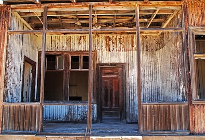 Eingang der Bar mit Holzwänden und Türen