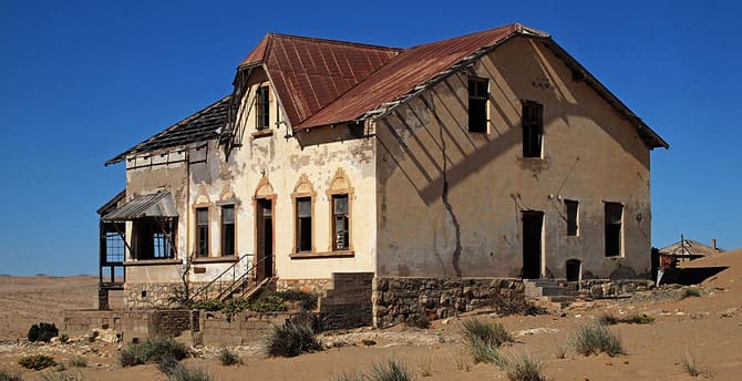 Das Haus des Buchhalters mit Ziegeldach und Bogenfenstern