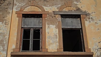 Bogenfenster mit heller Putzfassung