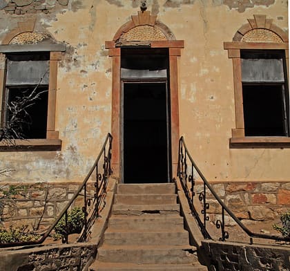 Eingang mit Treppe und Bogenfenstern