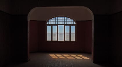 Großer Raum mit Bogenfenster im Direktorenhaus