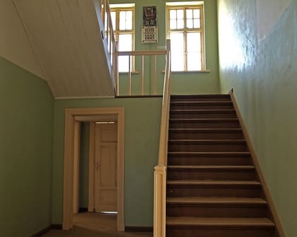 Treppe ins Obergeschoss mit Holzgeländer