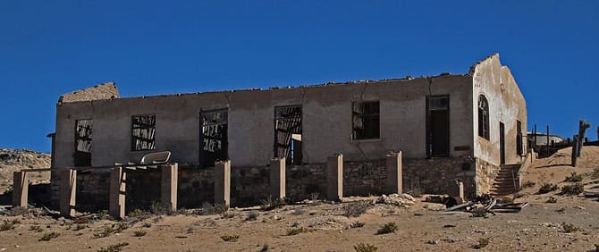 Das verfallene Haus des Ingenieurs mit Blick auf den Hang