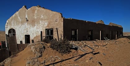 Stark verfallene Rückseite des Ingenieurhauses
