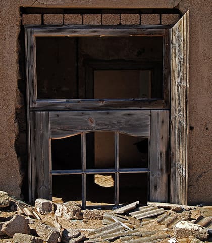 Fensterrahmen ohne Glas mit Sand