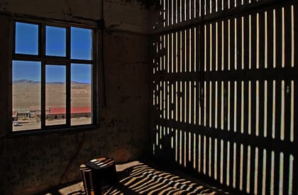 Fenster mit Blick auf die Wüste und Sonnenlicht