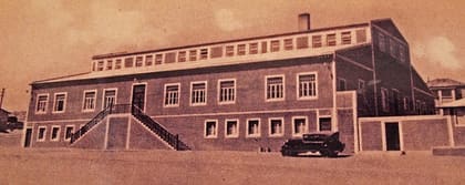 Historische Aufnahme des Kasinos mit Turnhalle kurz nach der Fertigstellung