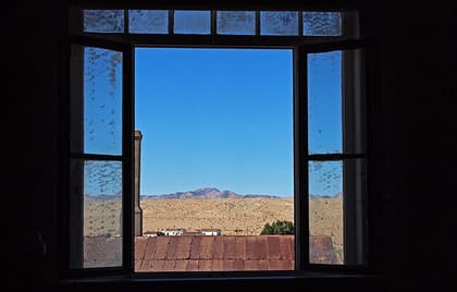 Blick durch ein Fenster des Kasinos auf die Wüste
