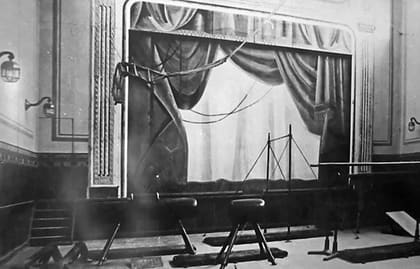 Historisches Foto der Bühne im Saal des Kasinos