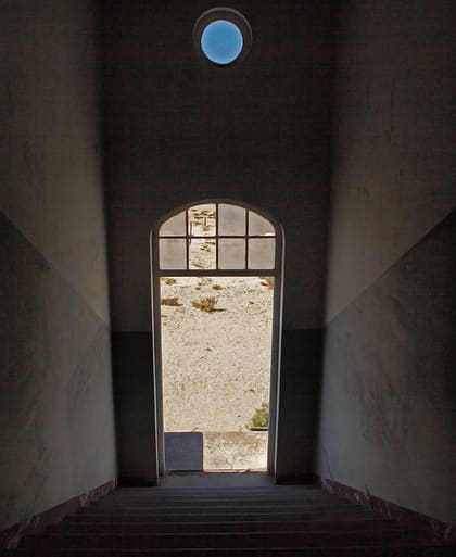 Rundbogenfenster im Krankenhaus mit Licht