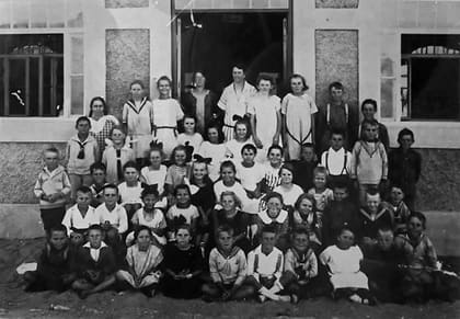 Schulklasse von Kolmanskop 1926, Gruppenfoto vor dem Schulgebäude