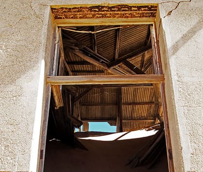 Fenster mit Blick in die zerstörten Innenräume