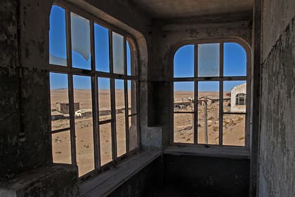 Fenster mit Sprossen und Blick auf die Häuser des Ortes
