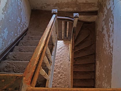 Treppe von oben gesehen mit Sand auf den Stufen