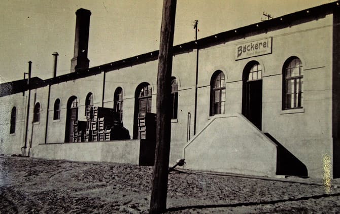 Historische Aufnahme der Ladenzeile von Kolmanskop mit Bäckerei