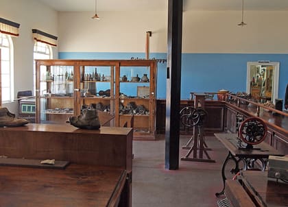 Nachgestellter Kaufmannsladen mit Theke, Vitrinen und Waage im Museum