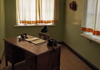 Eingerichtetes Büro mit Schreibtisch und Telefon im Museum