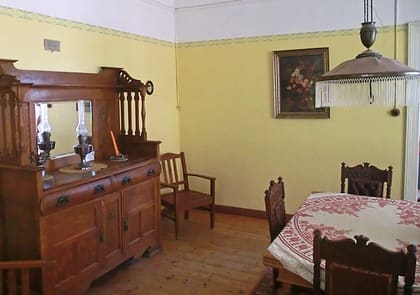 Wohnzimmer mit Büfett und Tisch, eingerichtet im Museum