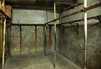 Kühlraum der Schlachterei mit Rohrleitungen und Sand