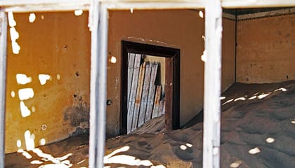 Sandgefüllter Raum mit offener Tür in der Ladenzeile