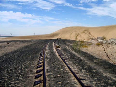 Sanddüne über den Bahnschienen nahe der Station Grasplatz