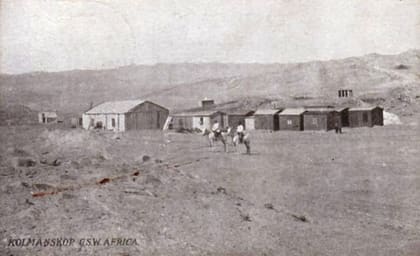 „Kolmanskop, G.S.W. Africa“ – frühe Aufnahme der Siedlung