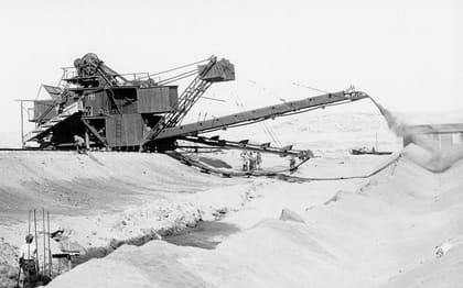 Bagger beim Abtragen einer Sandschicht
