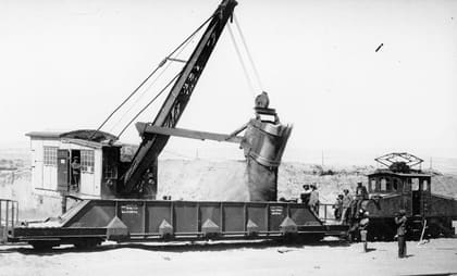 Greifbagger beim Verladen in Loren