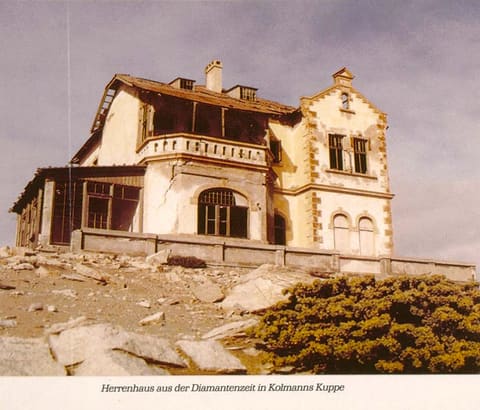 Kolorierte Postkarte des Herrenhauses in Kolmanskuppe