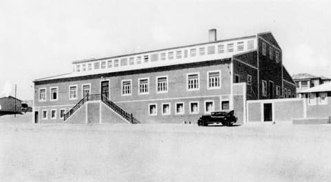 Das Kasino von Kolmanskuppe mit parkendem Auto, historische Aufnahme