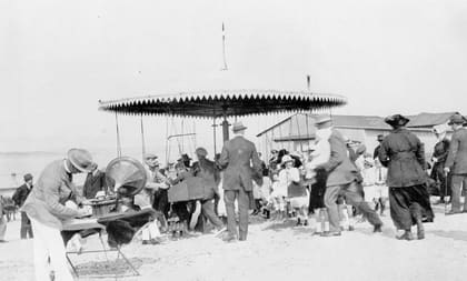 Karussell beim Kinderfest 1919