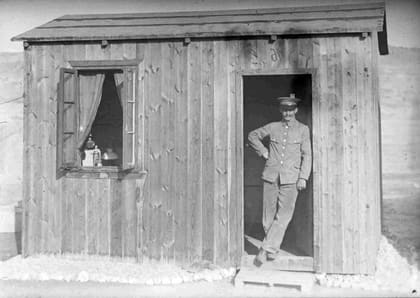 Holzhaus mit Bewohner