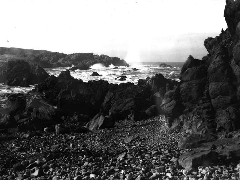 Felsküste mit Brandung im Sperrgebiet südlich von Lüderitz, historische Aufnahme