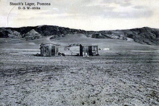 Stauchs Lager im Pomonagebiet, kolorierte Postkarte mit Hütten in der Felslandschaft