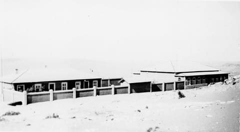Das Schulgebäude von Kolmanskuppe mit Vorplatz