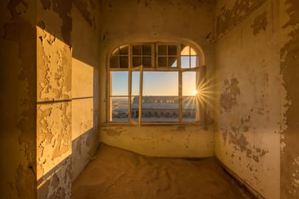 Sonnenaufgang durch das Fenster
