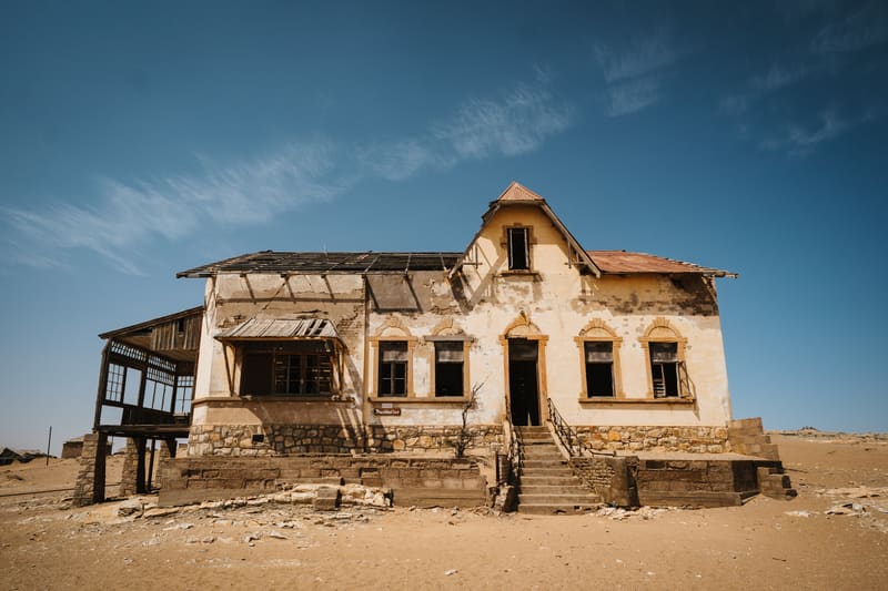 Villa in Kolmanskop mit Veranda unter weitem Himmel