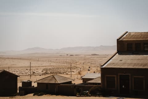 Blick über die Häuser von Kolmanskop in der Abenddämmerung