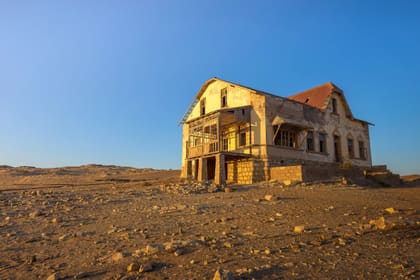Die Villa gegen den Himmel