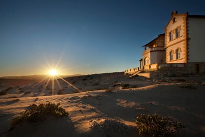 Sonnenaufgang hinter der Villa