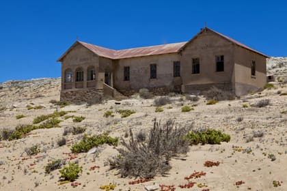 Haus mit Bruchsteinsockel