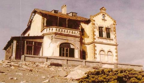 Das Direktorenhaus als Ruine um 1980